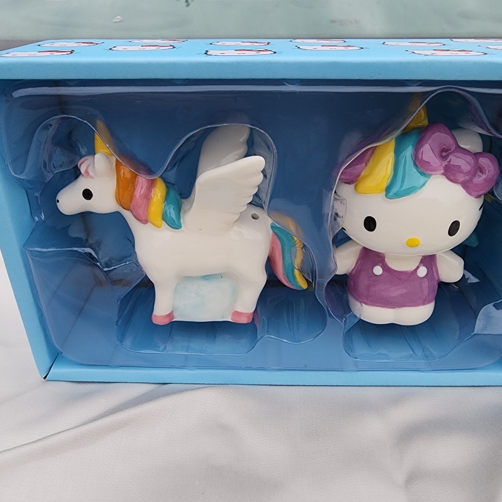NWT Adorable Blue Sky Hello Kitty Salt & Pepper shackers